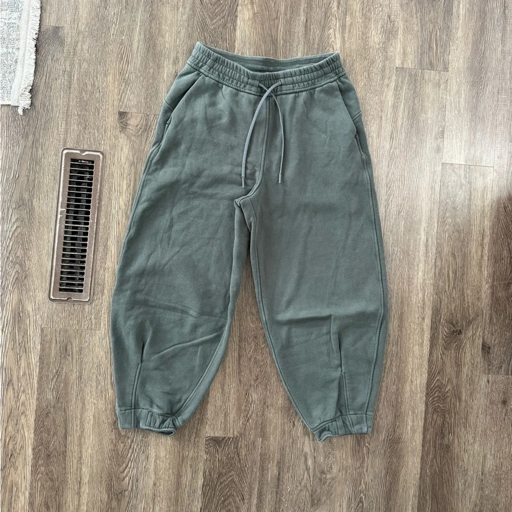 Lululemon Loungeful High-Rise Cropped Jogger - Picture 3 of 6